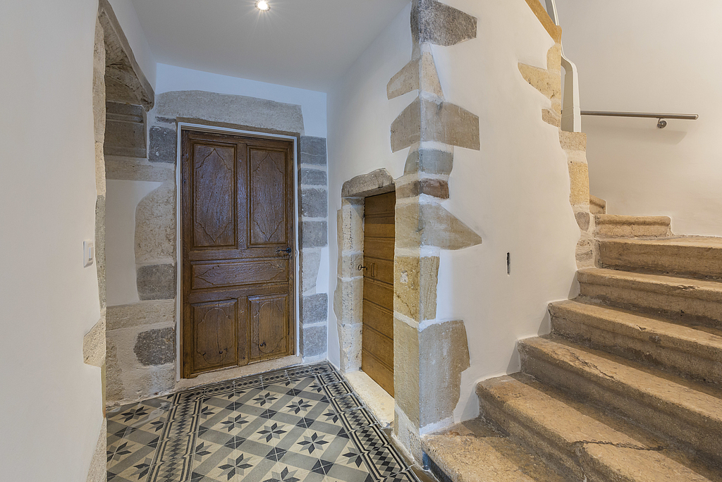 Escalier en pierre dans une rénovation de résidence villageoise
