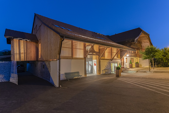 Rénovation d'une ferme et création d'un bureau et d'un appartement dans la grange Belle rénovation de ferme à Vuadens